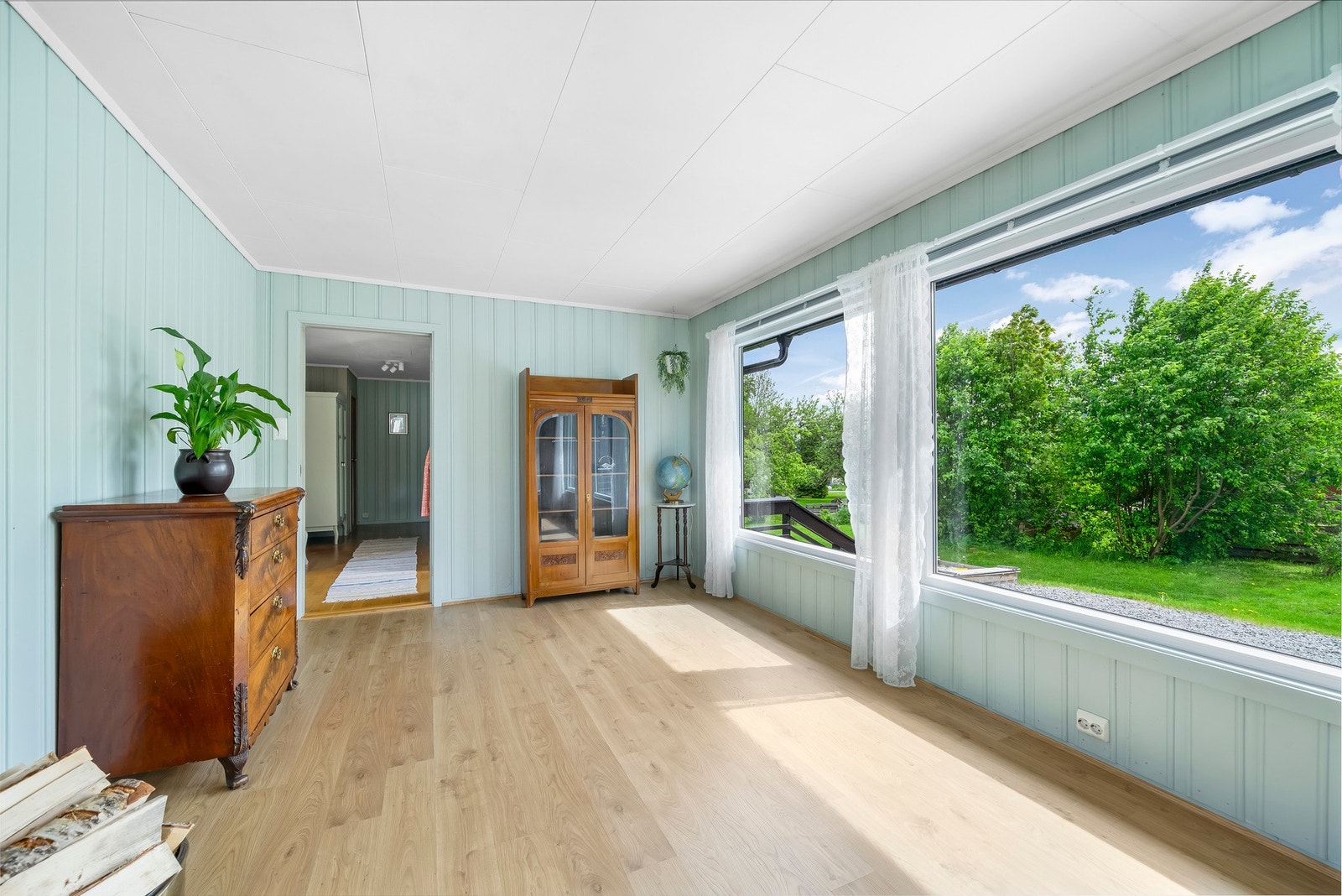 Store vinduer mot sørøst. Her slippes det inn god med lys og varme solstråler. Galleribilde