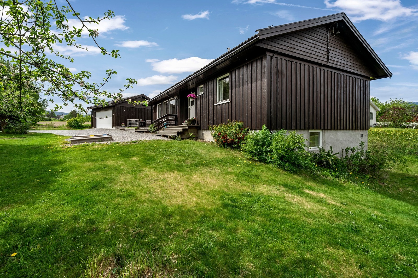 Rundt huset finner vi en inngang til kjelleretasjen med utleiemulighet. I tillegg er det en trapp fra innsiden. Galleribilde