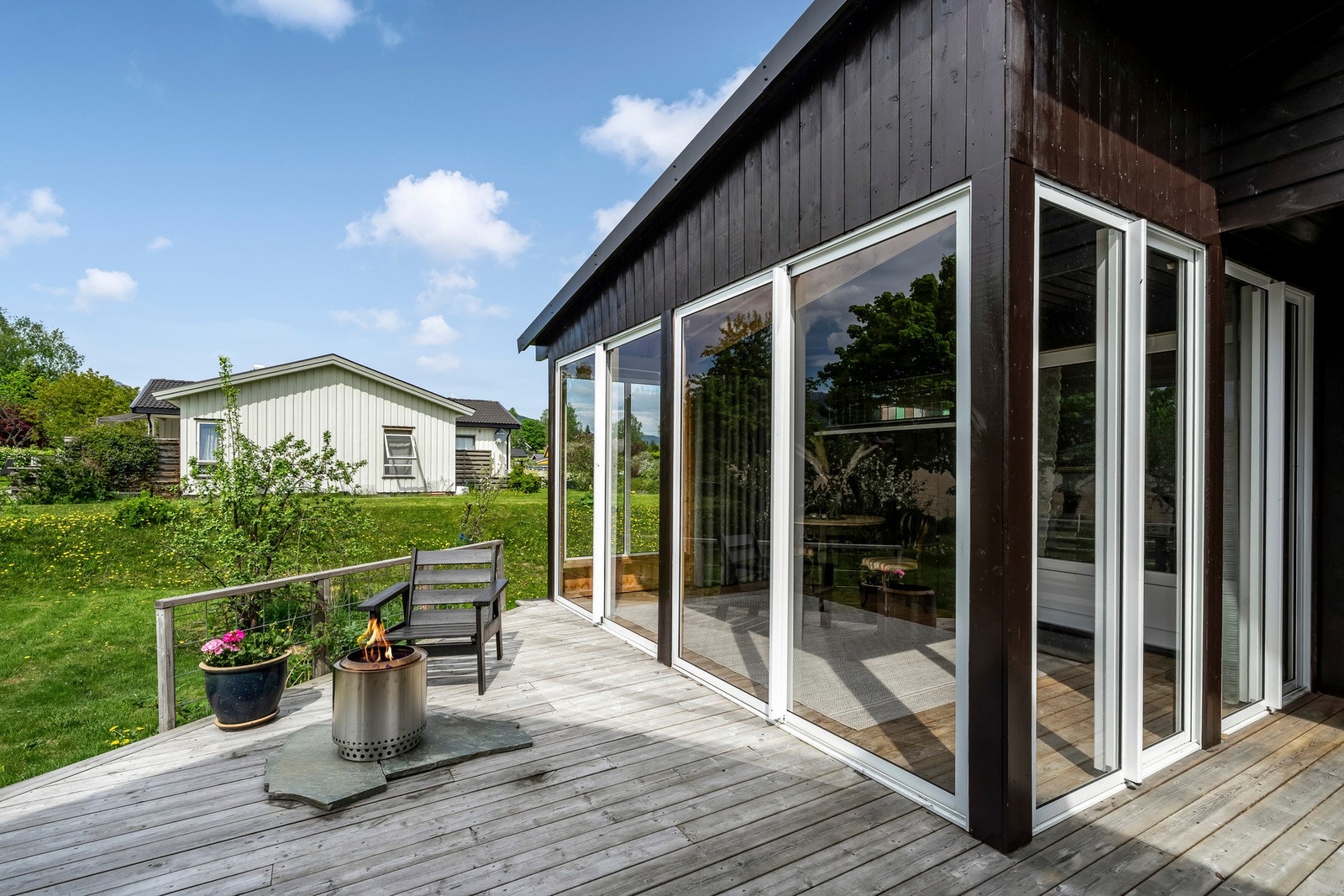 Verandaen er på 23 kvm og har sol fra sør og nordvest. Galleribilde