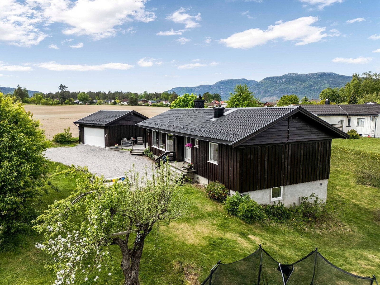 Frida Henriksveen v/Lokalmegleren & Partners har gleden av å presentere Haugvegen 17! Galleribilde