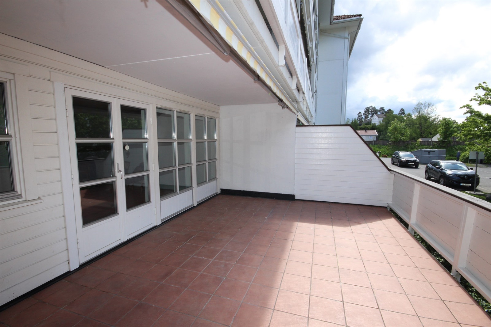 Terrassen er ca. 30 kvm og gir plass til både spisebord og sittegruppe. Galleribilde