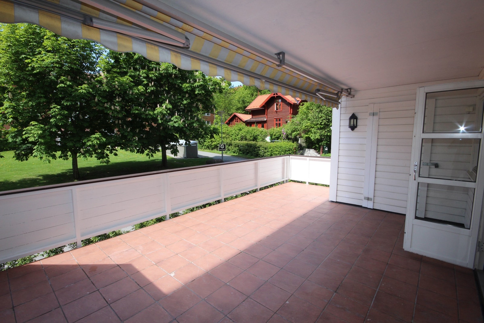 Fantastisk solrik terrasse. Galleribilde