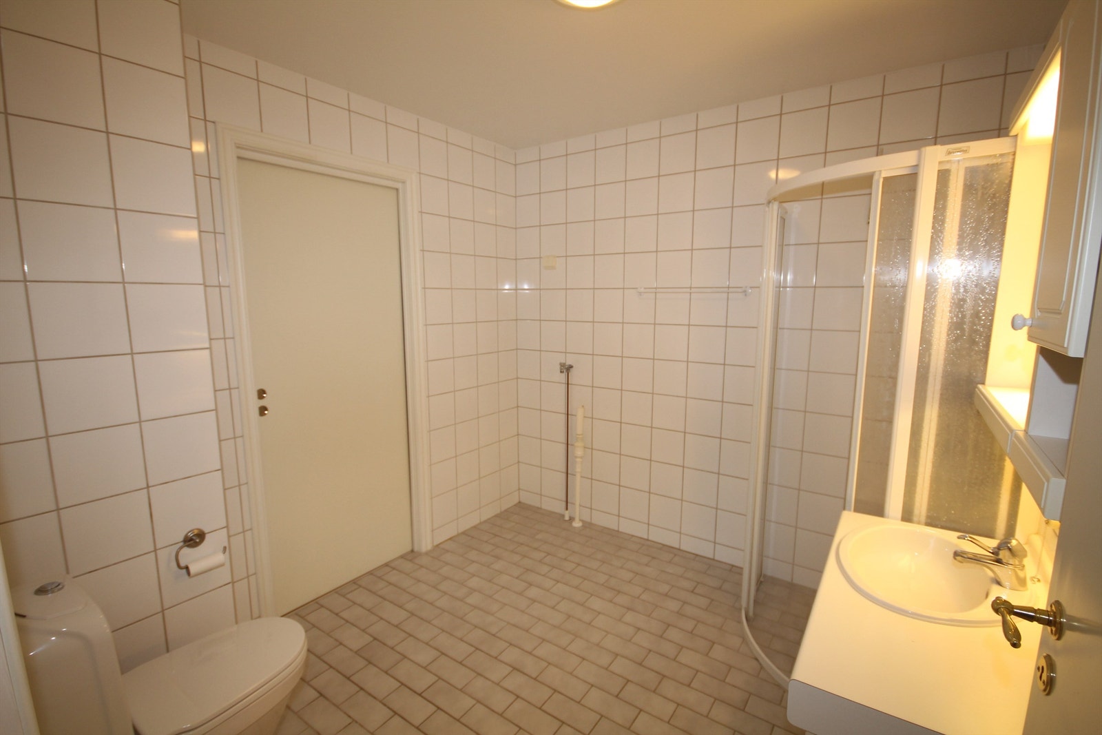 På badet er det opplegg for vaskemaskin. Galleribilde