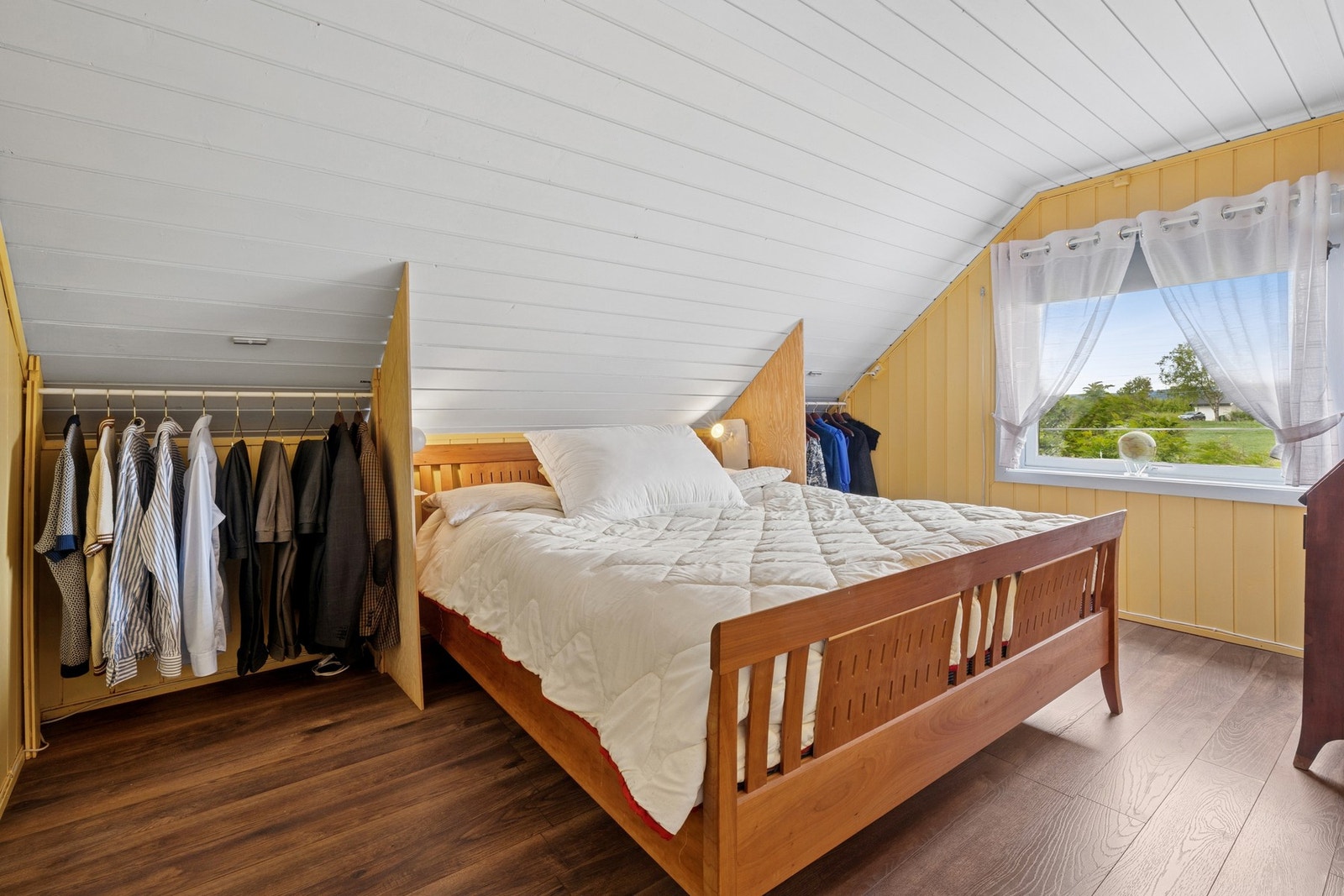 Boligen har tre gode soverom i 2. etasje. Galleribilde