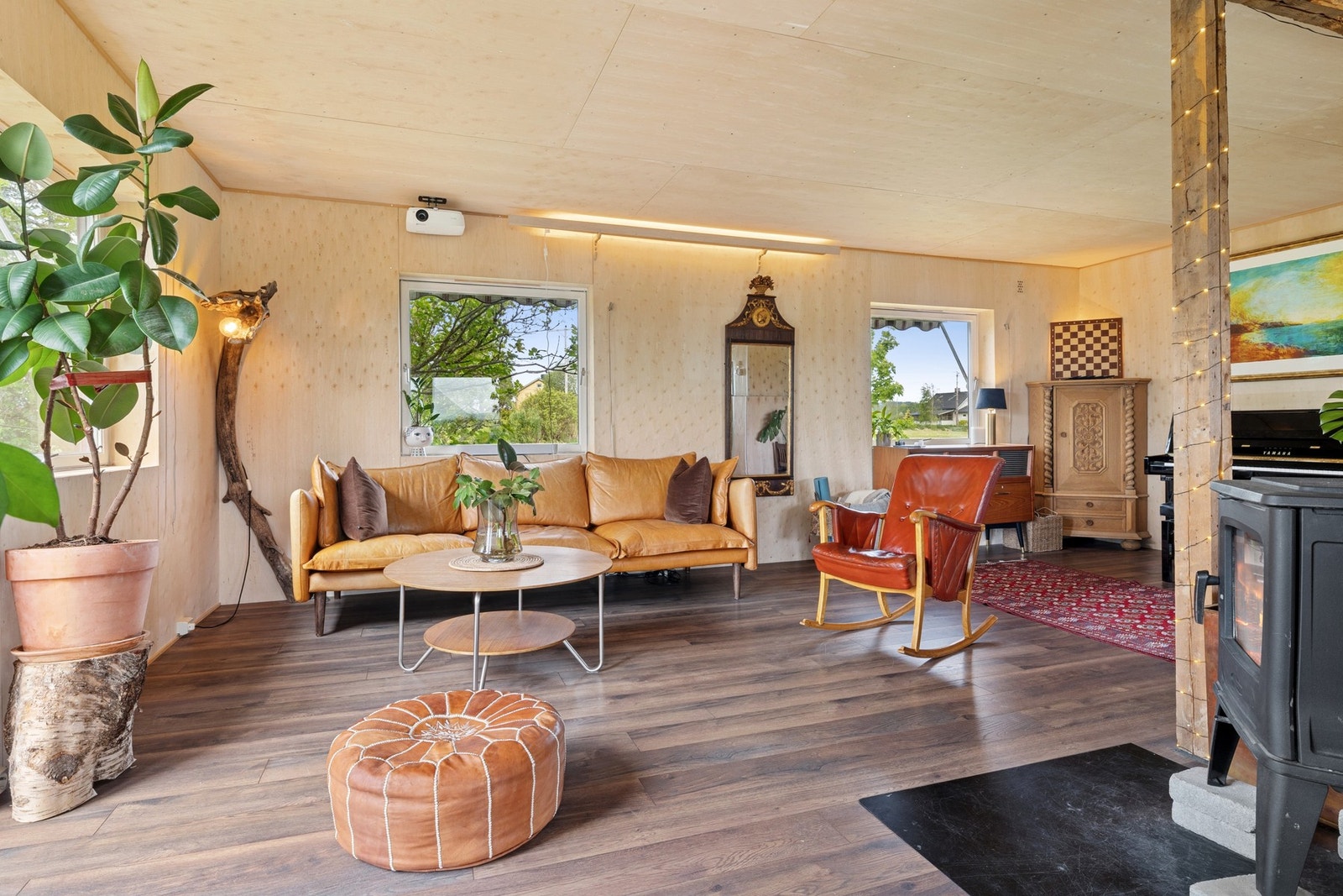 Stuen har også en hyggelig peisovn, ypperlig for kaldere vinterdager. Galleribilde