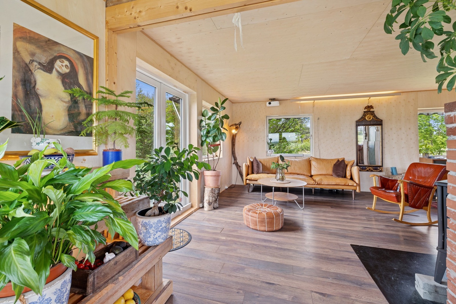 Boligens stue er lys og romslig, med gode innredningsmuligheter. Galleribilde