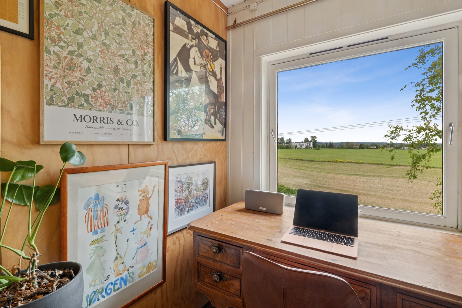 Vakker utsikt og godt med lysinnslipp gir en behagelig romfølelse. Galleribilde