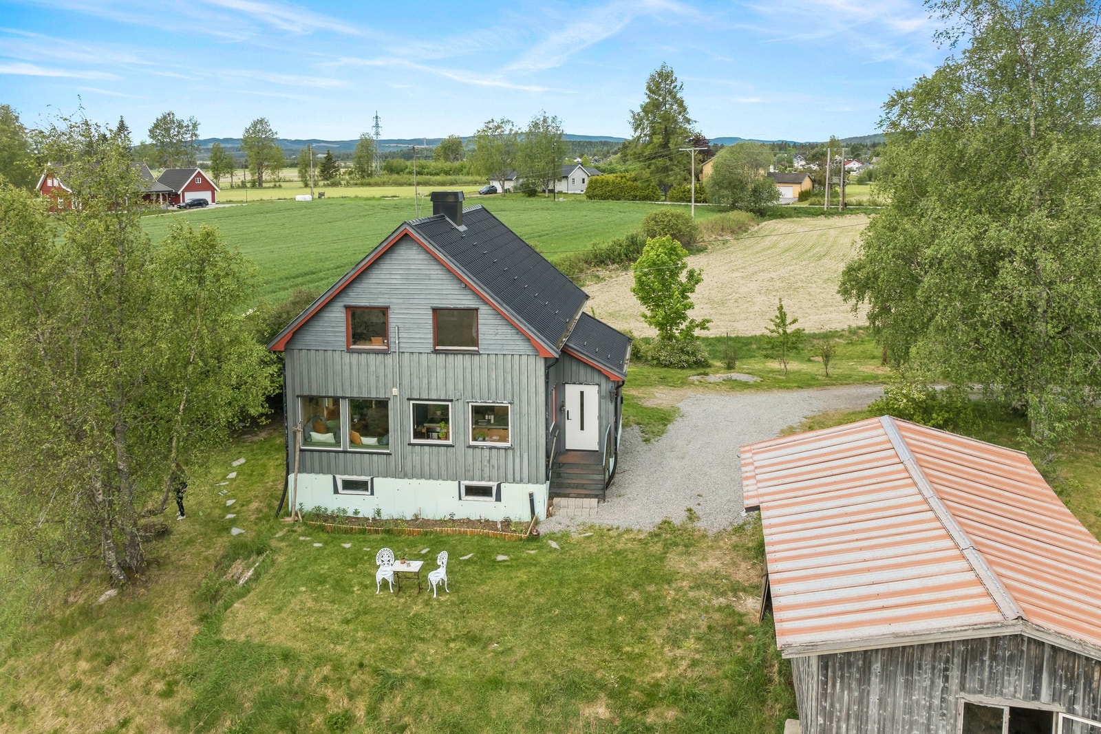 Parkering på egen gårdsplass med montert el-billader. Galleribilde