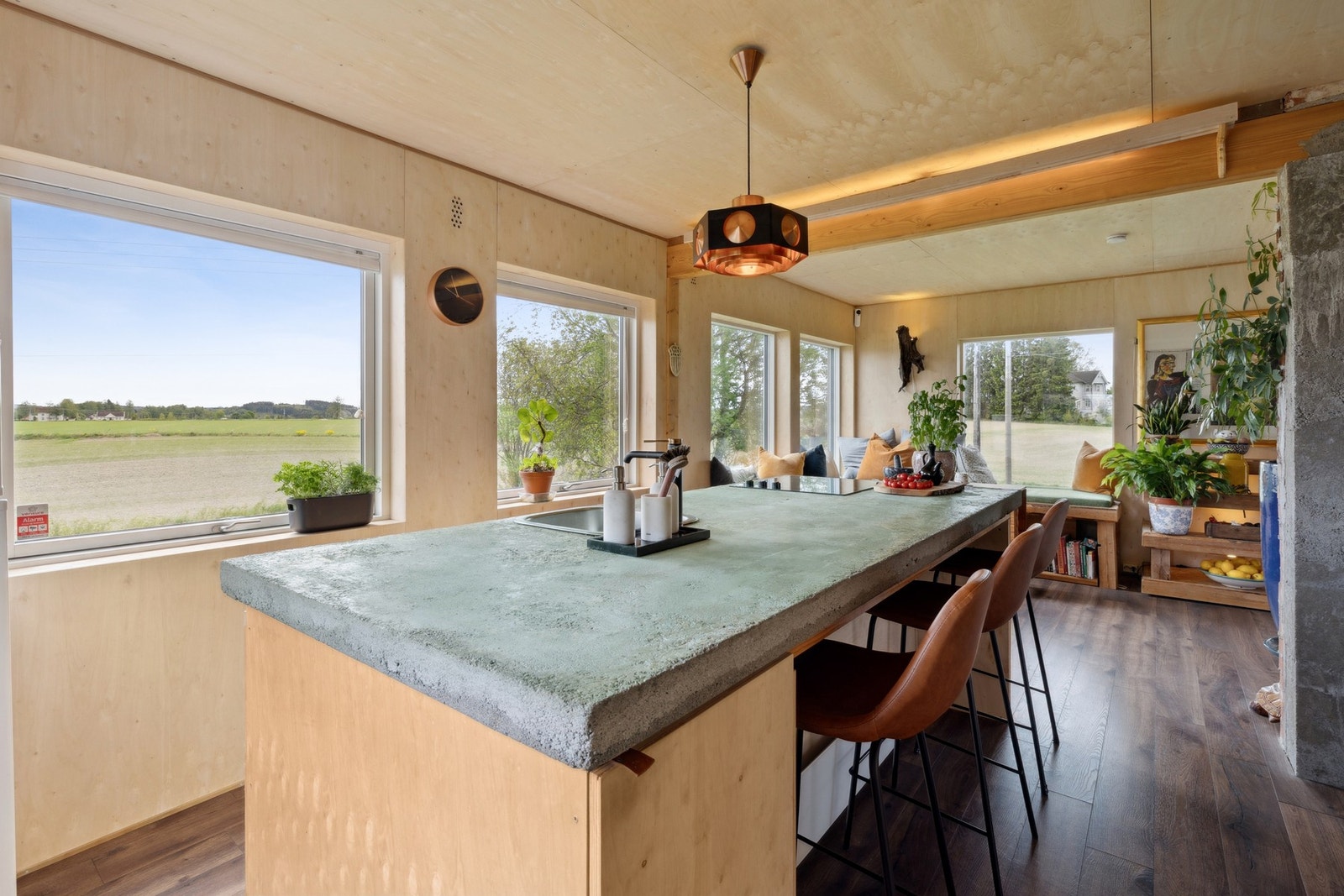 Med åpen løsning mot stuen blir kjøkkenet en sosial sone, også under matlagingen. Galleribilde