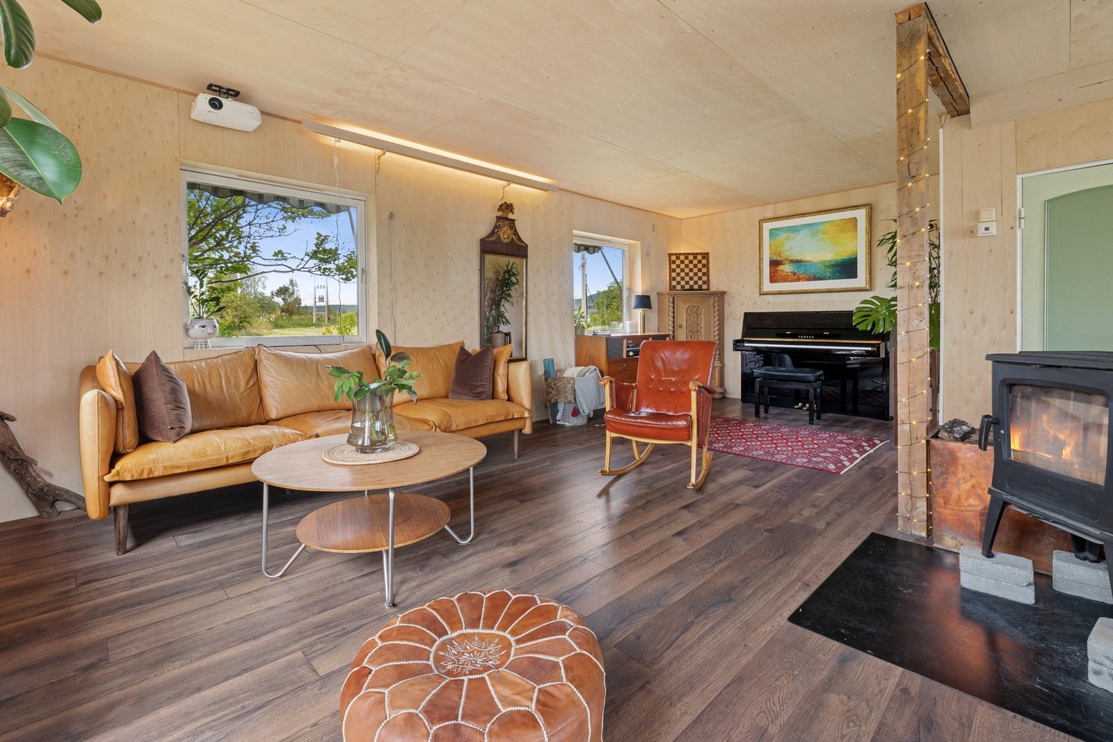 Her har du god plass til både spisegruppe, samt sofagruppe med tilhørende møblement. Galleribilde