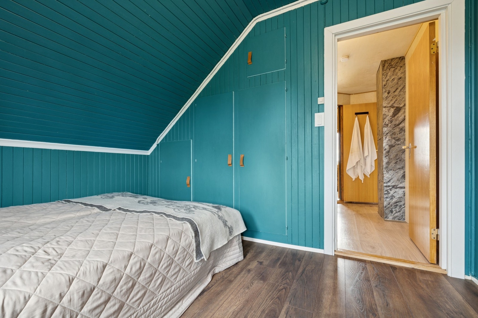 Plassbygde garderobeskap som gir godt med oppbevaringsplass. Galleribilde