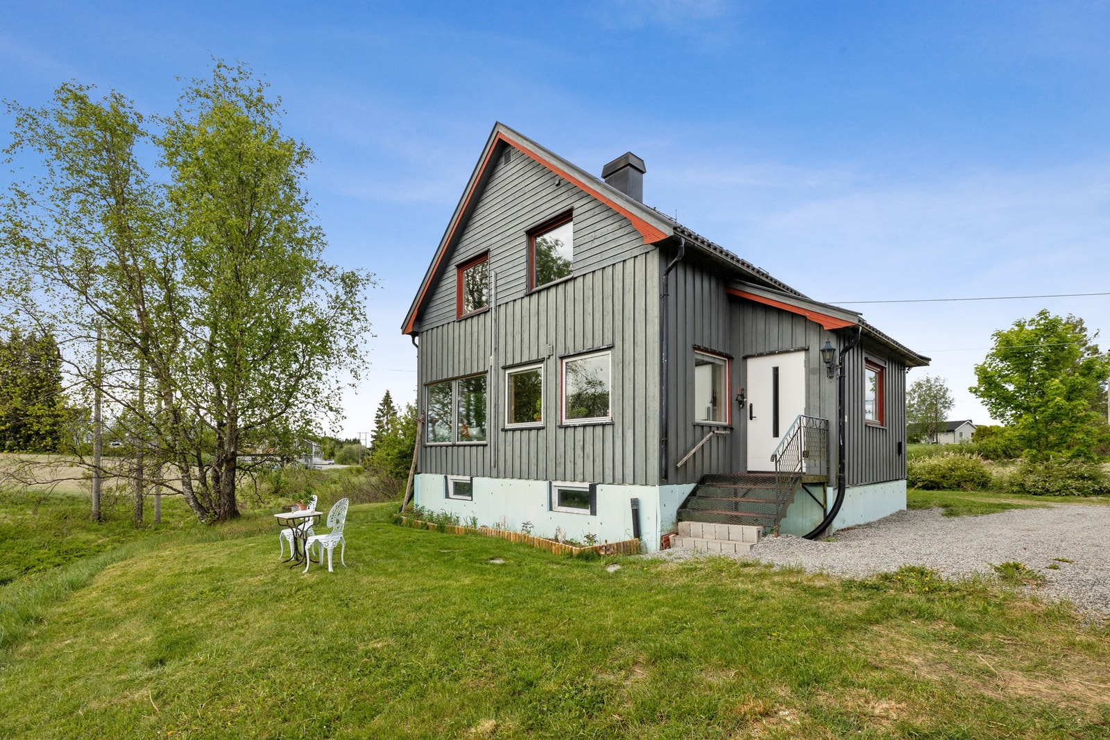 Eiendommen skilter videre med en stor og solrik tomt på hele 1.6 mål. Galleribilde