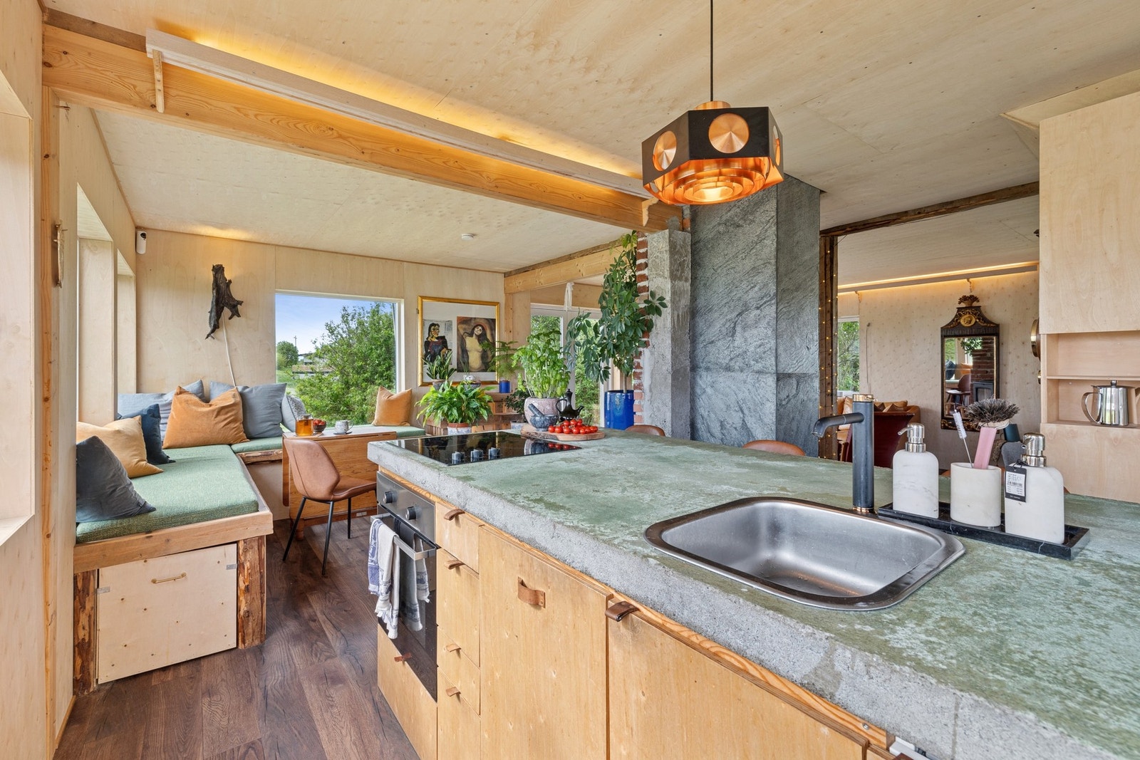 Kjøkkenet har unike løsninger og utforminger, med en behagelig atmosfære. Galleribilde