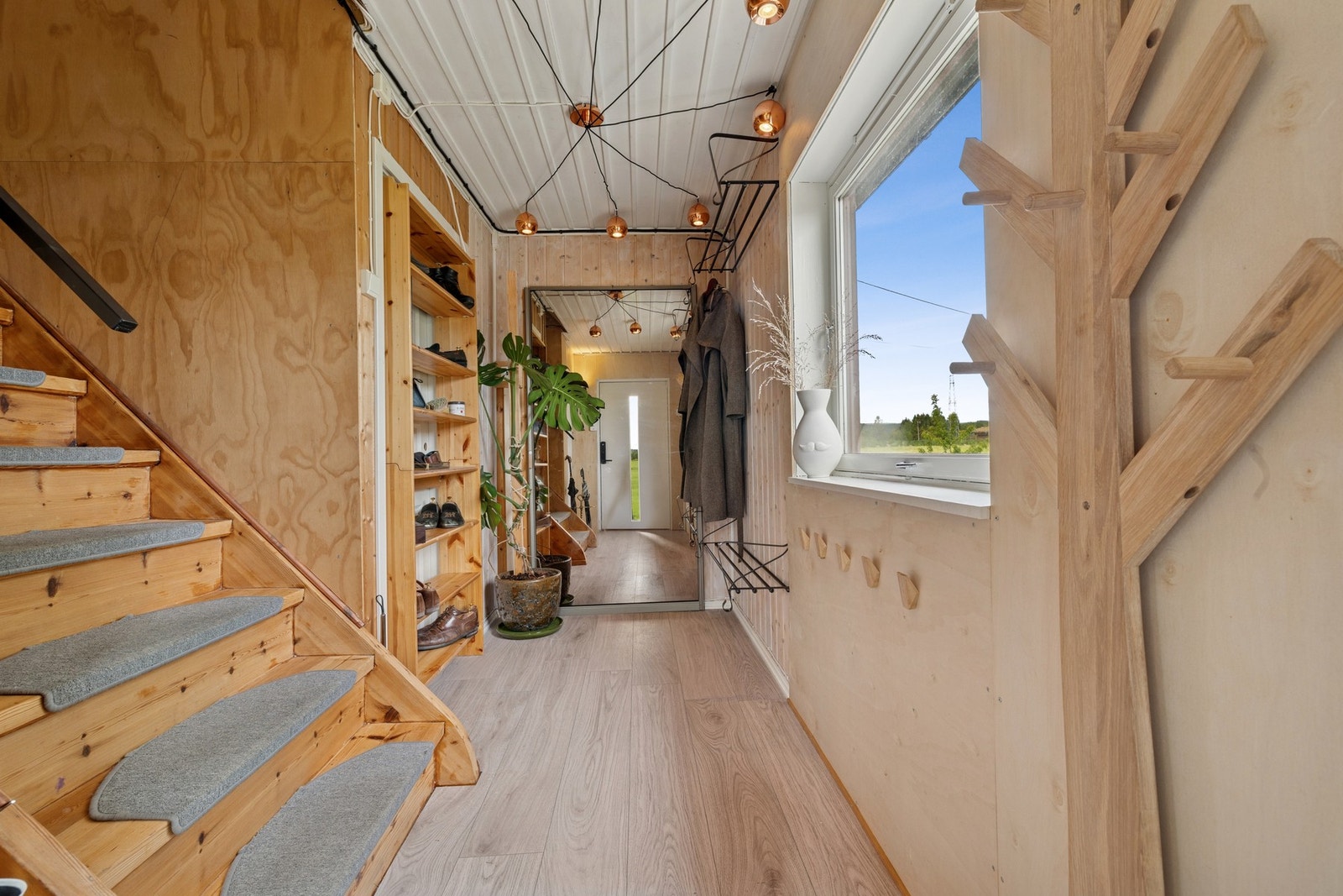 Entréen har god plass til oppbevaring av sko og yttertøy. Det er flere plassbygde garderobeløsninger som sørger for optimal utnyttelse av rommet. Galleribilde