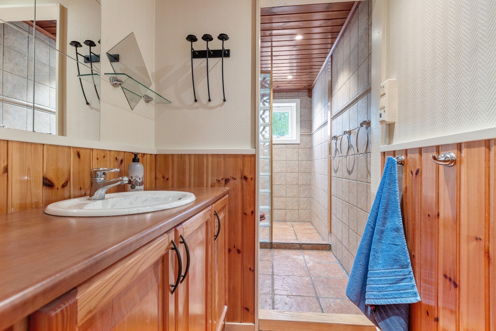 Badet er utstyrt med servant, toalett, oppbevaringsløsninger og opplegg til vaskemaskin. Galleribilde