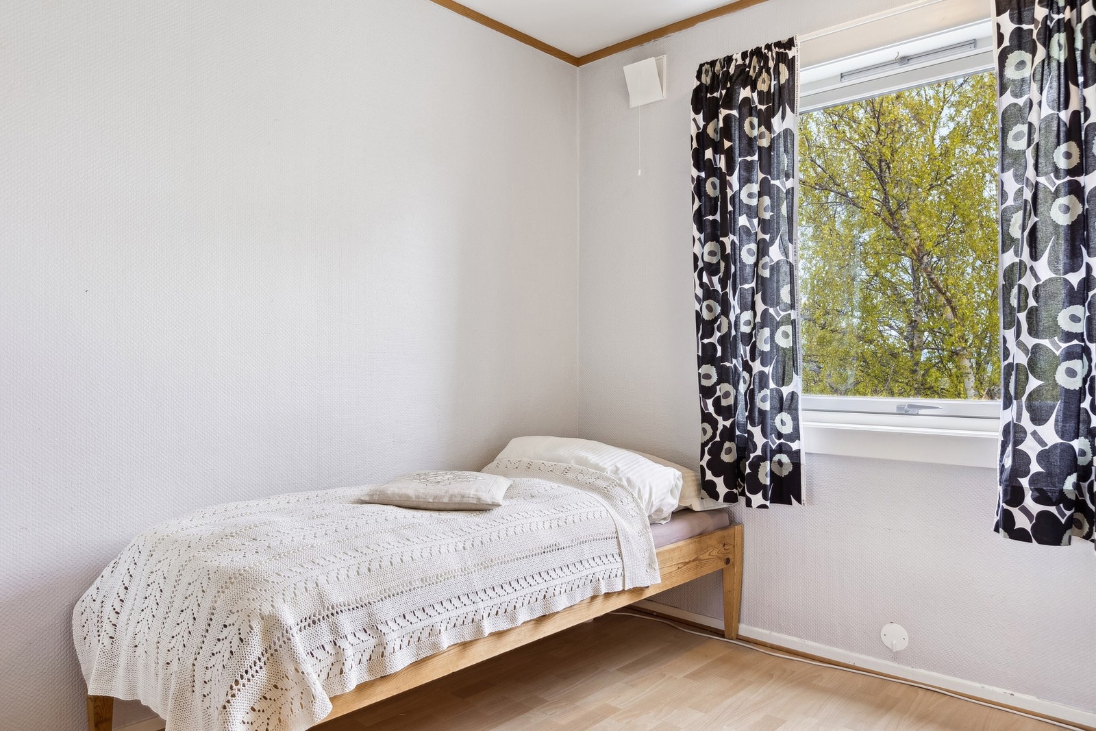 Rommene har en praktisk planløsning, som gjør det enkelt å møblere med seng og skap. Galleribilde