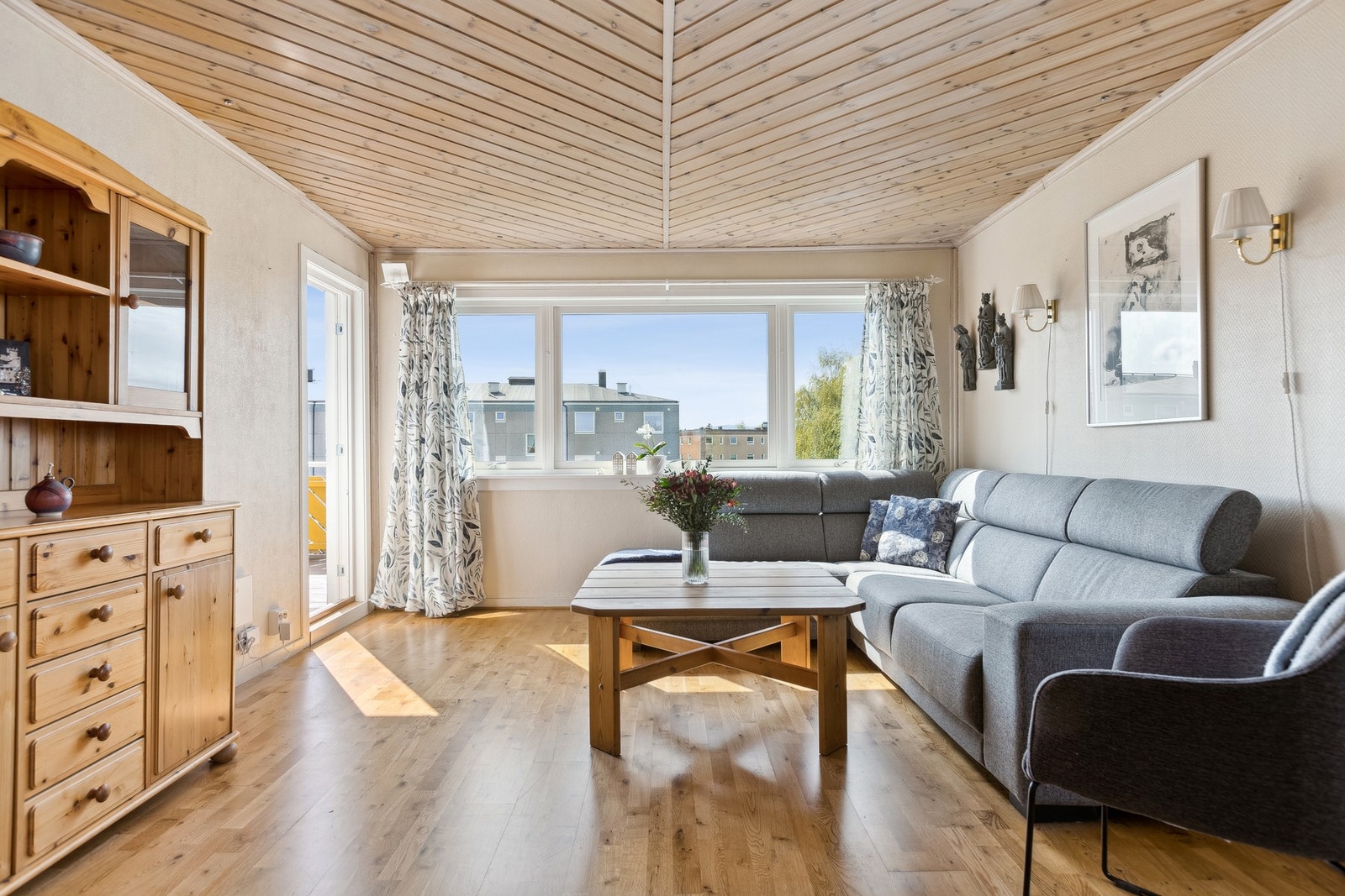 Stua har et sjarmerende preg ved seg, med mye lysinnslipp og et lekkert tak i panel. Galleribilde
