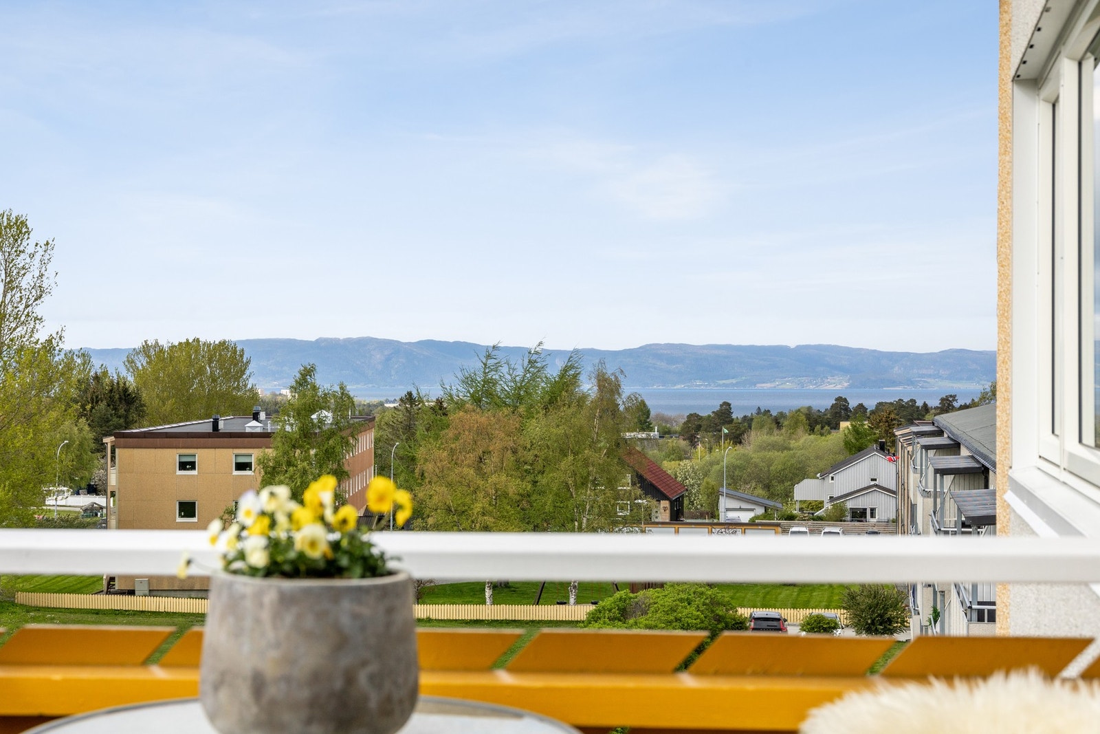 Balkongen har en upåklagelig utsikt utover Charlottenlund og Trondheimsfjorden. Galleribilde