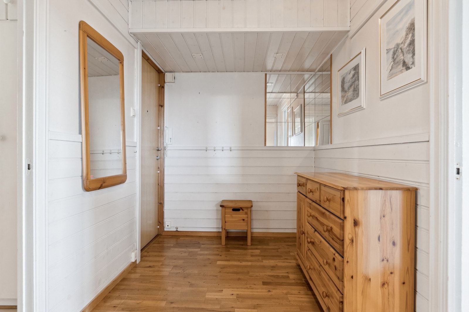 Velkommen inn! Entreen er innbydende og har god plass til klesoppbevaringsløsninger. Galleribilde