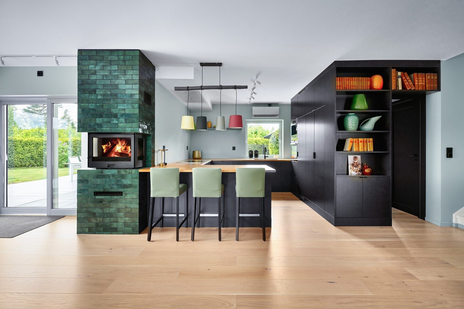 Stuen og kjøkkenet er lyst og luftig med lekkert parkettgulv, hvor den fantastiske peisen danner midtpunktet i rommet. Galleribilde