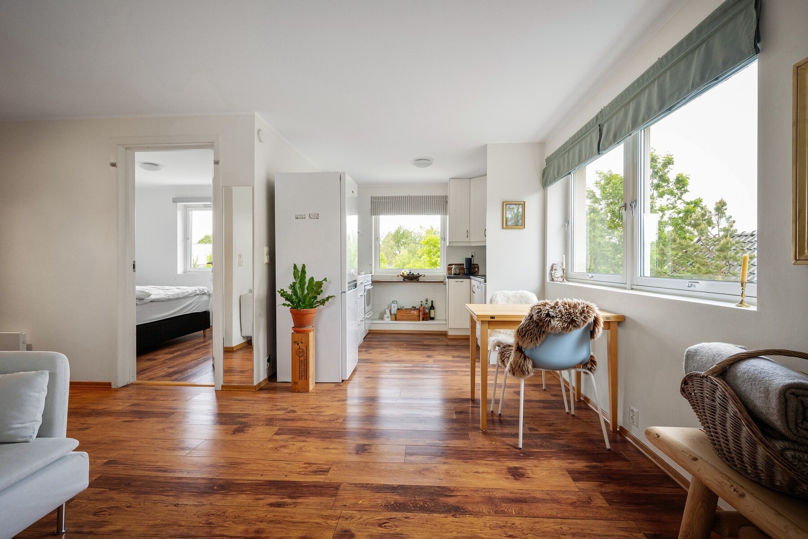 Spiseplassen er plassert mellom stuen og kjøkkenet, og har naturlig plassering ved store vindusflater. Galleribilde