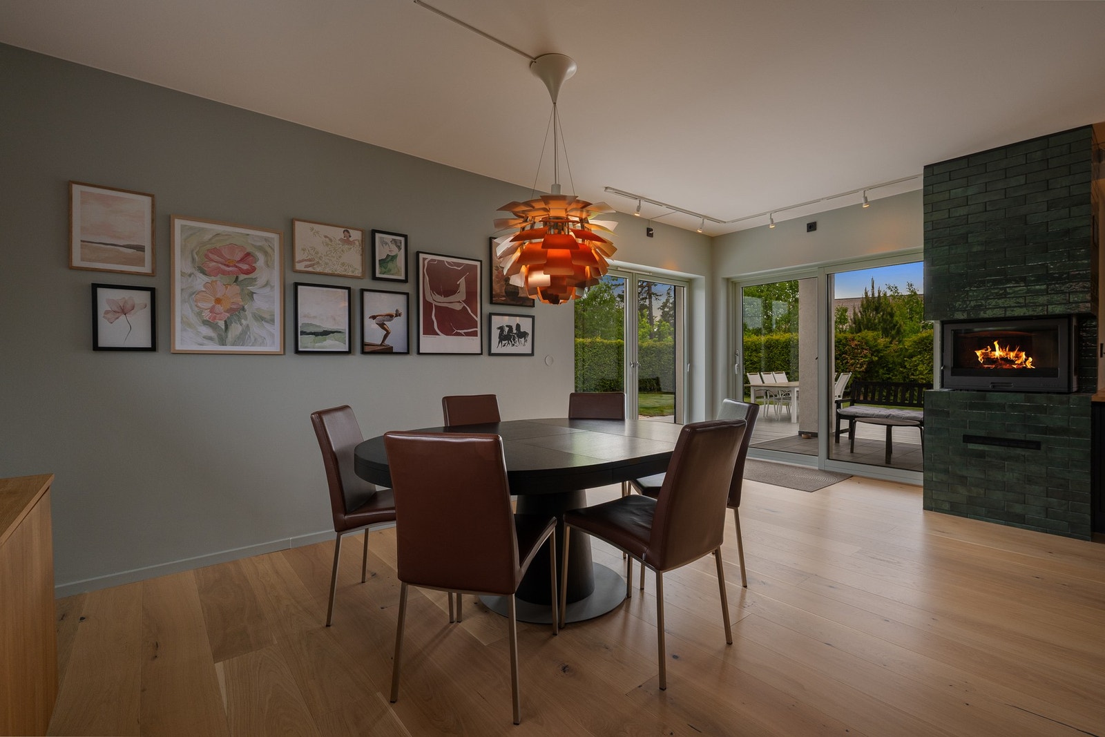 Spisestuen er plassert i forlengelsen av stuen og har naturlig plassering ved vinduer og terrassedør - perfekt for hyggelige middager og sosiale lag. Galleribilde