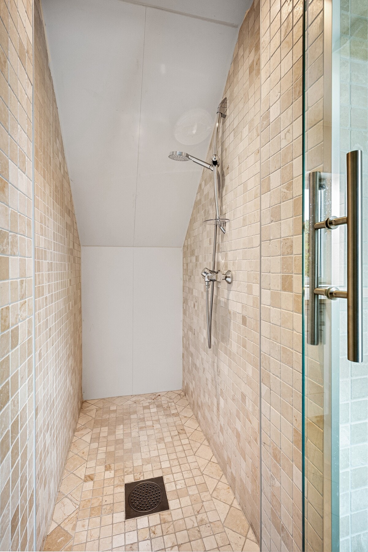 Dusjsone på vaskerom i forbindelse med boblebadet rett utenfor. Galleribilde