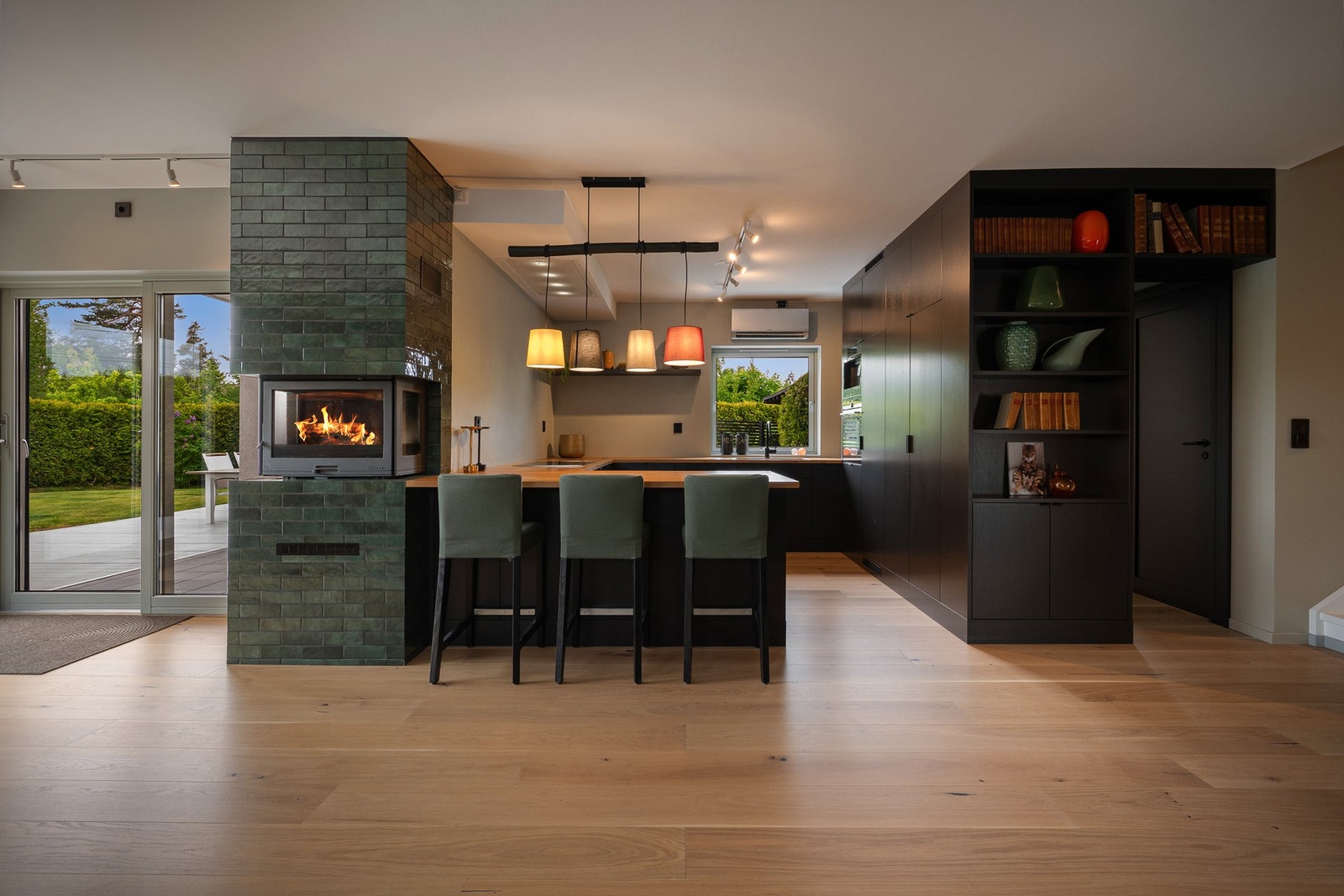 Boligen tilbyr en romslig planløsning med fem soverom, stor terrasse, en moderne utleiedel med egen inngang og terrasse. 12.000kr i leieinntekter! Galleribilde