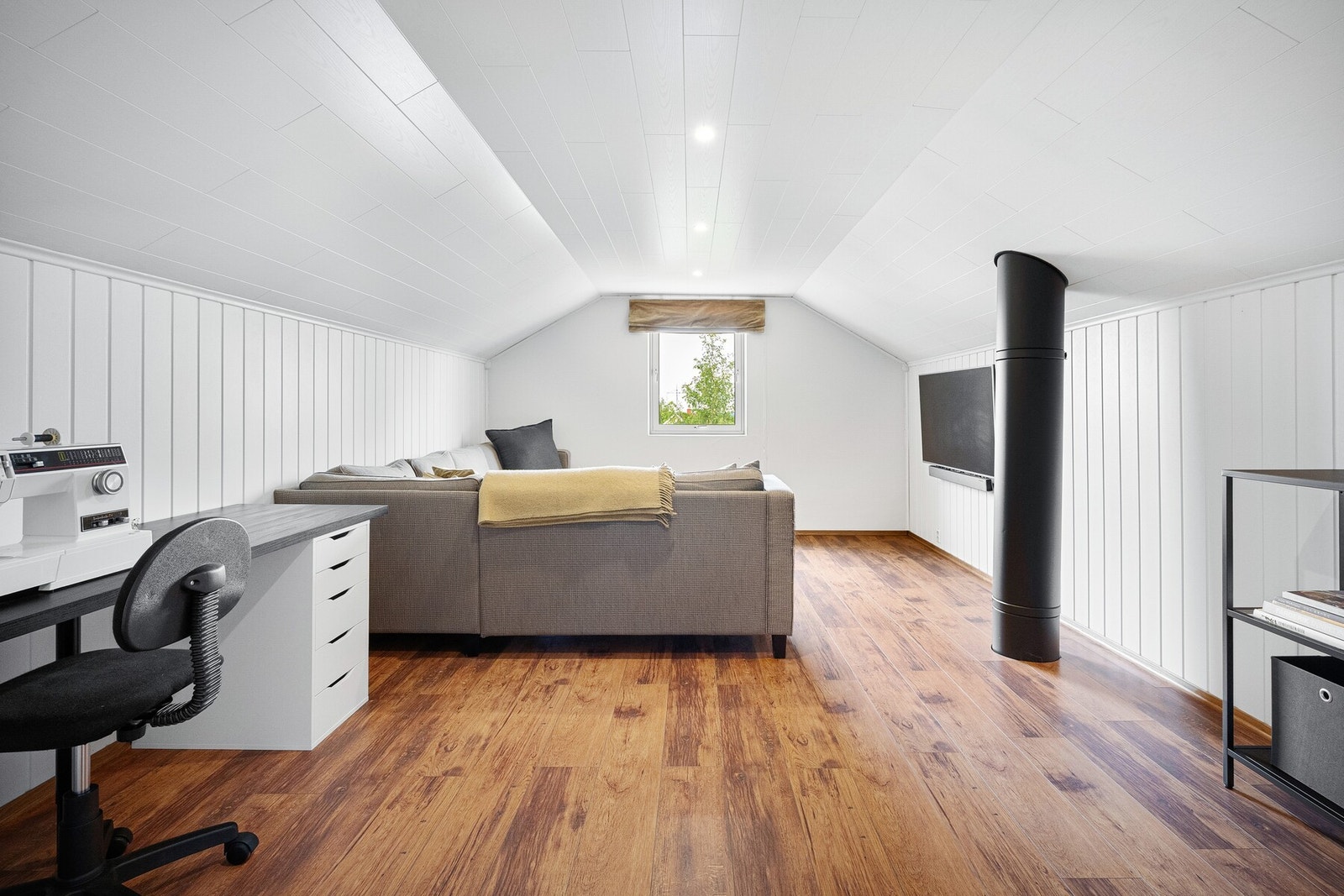 I loftsetasjen finner du en romslig og fleksibel loftstue med skråtak og store vindusflater som gir flott utsyn og godt lysinnslipp. Dette rommet fungerer perfekt som en ekstra stue, som passer alt etter familiens behov. Galleribilde