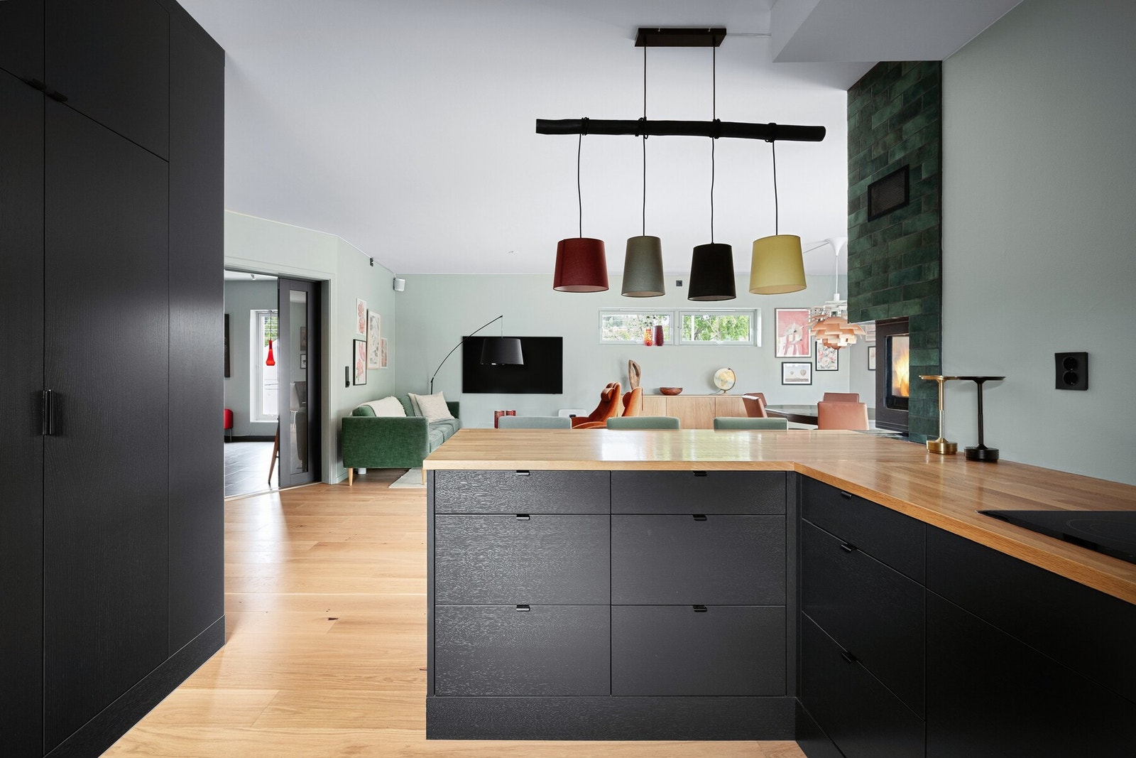 Her har du smarte løsninger kombinert med god benkeplass og mye oppbevaring. Galleribilde