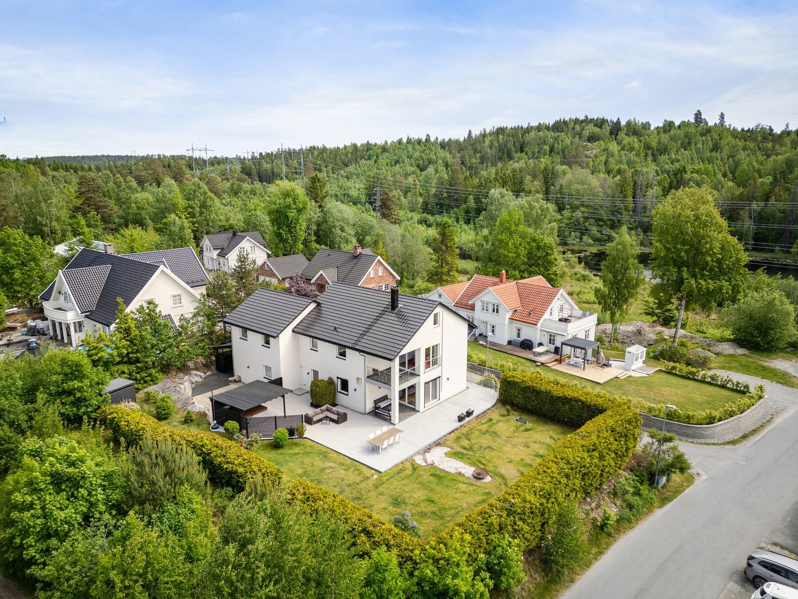 Eiendommen er beliggende i et meget populært og barnevennlig område på Nordby som ligger i Ås kommune. Boligen har nærhet til barneskoler, ungdomsskoler og et godt utvalg av barnehager. Boligen ligger i nærhet til bunnefjorden og med nærhet til ALTI sente Galleribilde