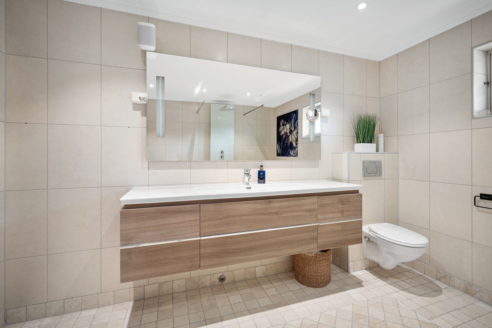 God plass til oppbevaring gjør det enkelt å holde rommet ryddig og oversiktlig. Med vindu som slipper inn naturlig lys, føles badet både innbydende og praktisk. Galleribilde