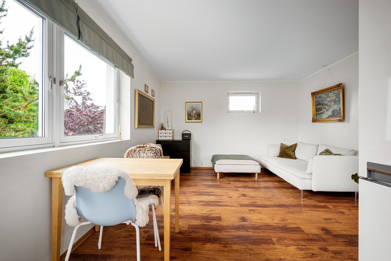 Den åpne og sosiale planløsningen gir rikelig med plass til både sofagruppe og stort spisebord. Galleribilde