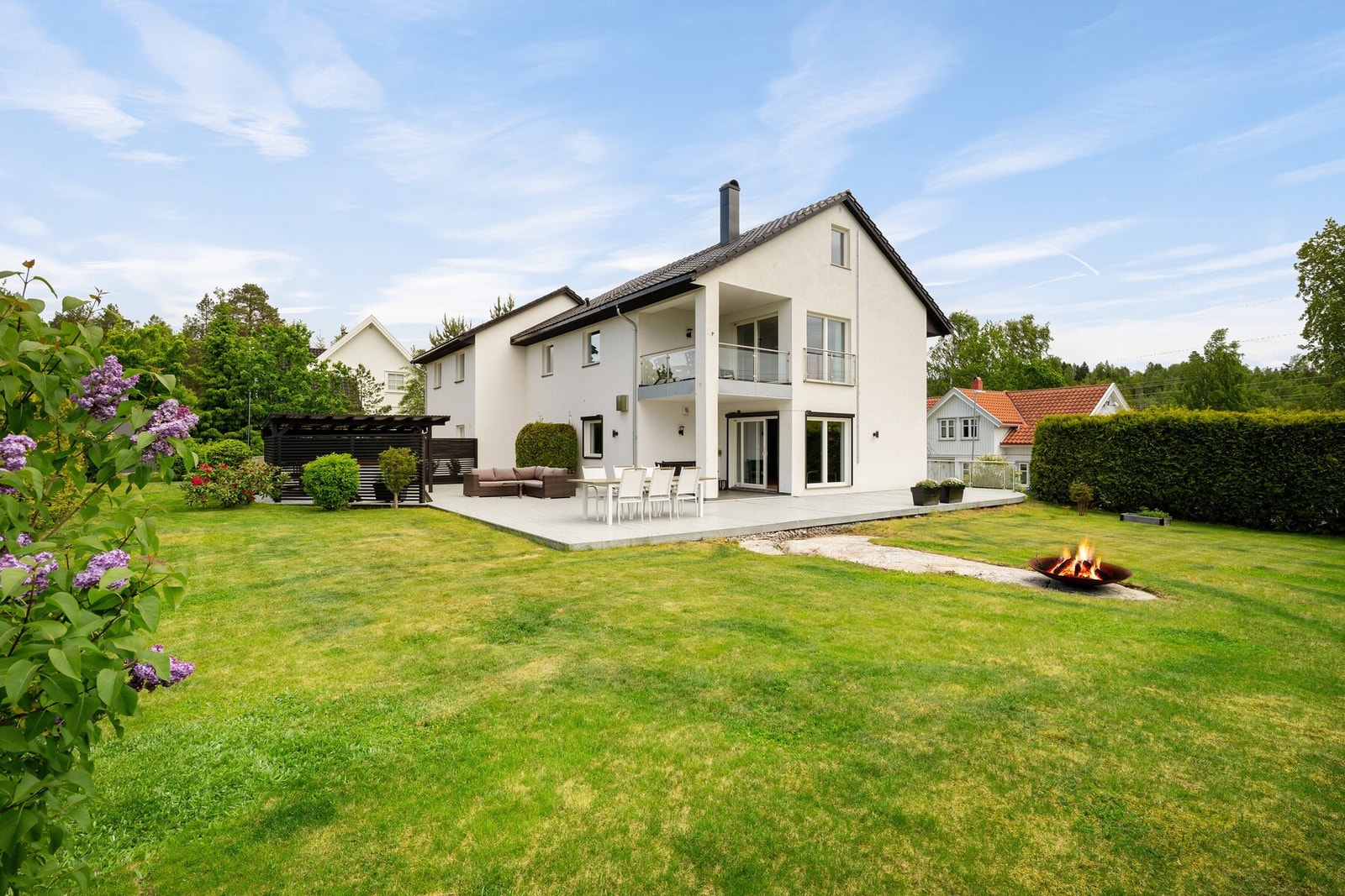 Velkommen til denne innholdsrike eneboligen over tre plan, beliggende i et populært og barnevennlig område på Nordby. Galleribilde