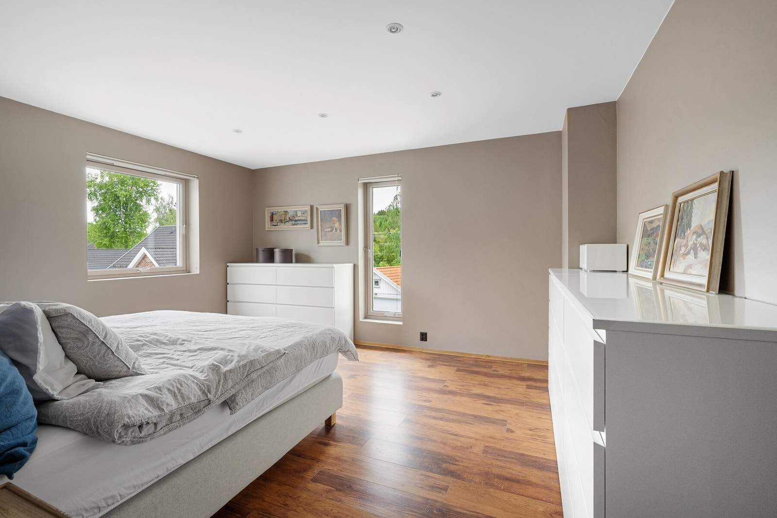 Dette er et fredelig og privat rom med gode innredningsmuligheter. Galleribilde