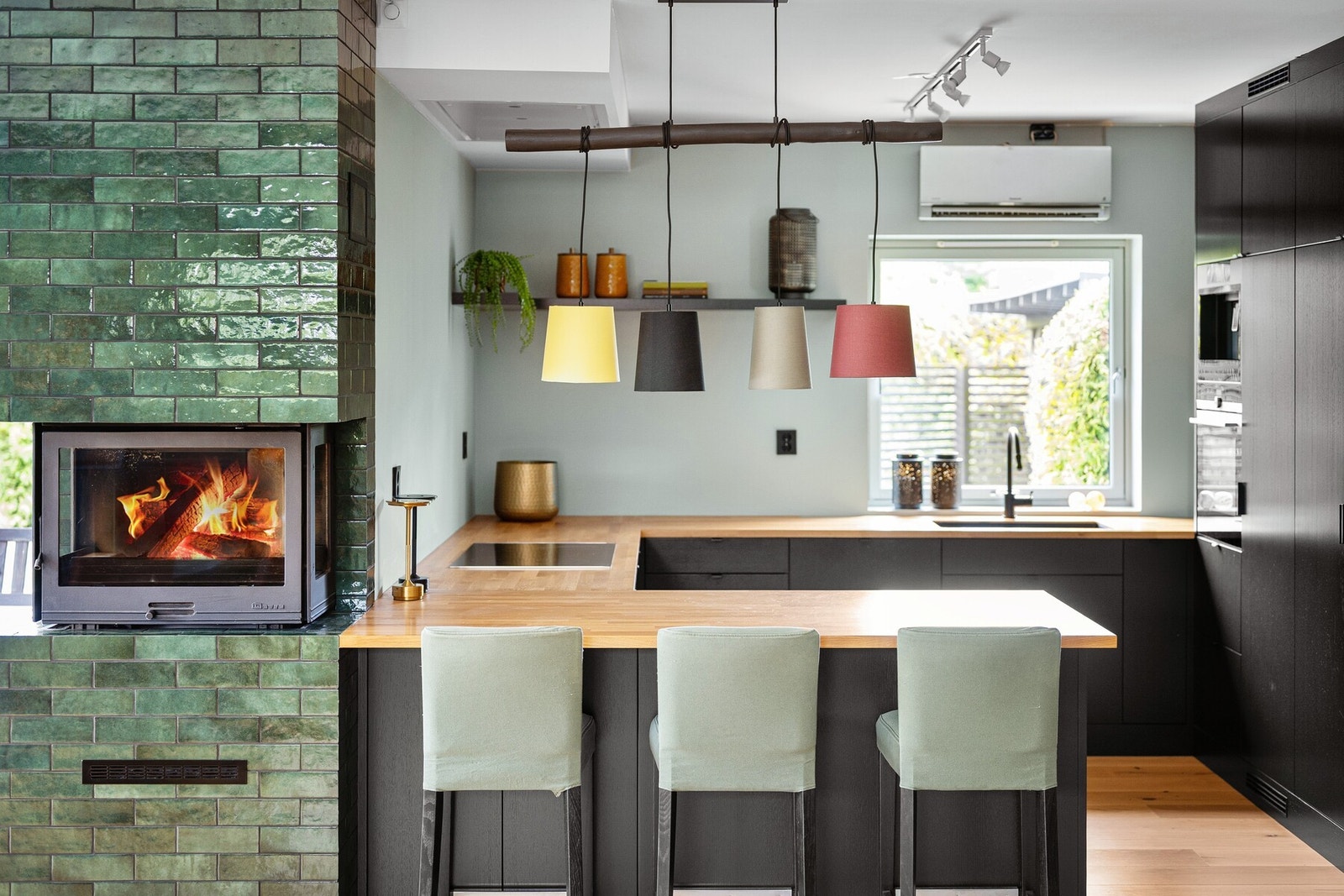 Skreddersydd kjøkken med flotte detaljer, bygget av en møbelsnekker. Galleribilde