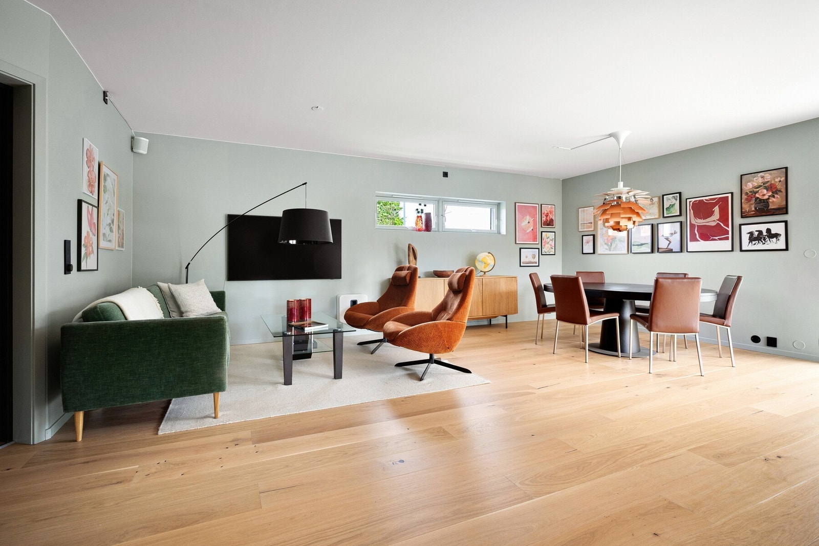 Den åpne og sosiale planløsningen gir rikelig med plass til både sofagruppe og stort spisebord. Galleribilde