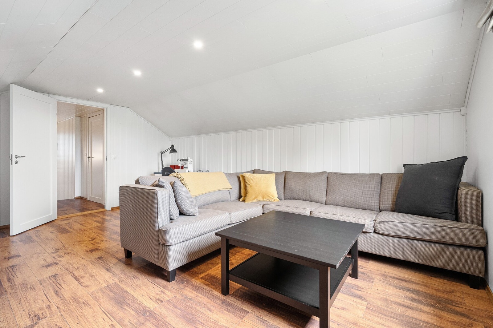 Her er det plass til både sofagruppe, TV-løsning og hobbyaktiviteter. Den tilbaketrukne plasseringen gjør loftstuen til et rolig fristed, ideelt for både avslapning og konsentrasjon. Den åpne romfølelsen, kombinert med praktiske lagringsløsninger i knelof Galleribilde