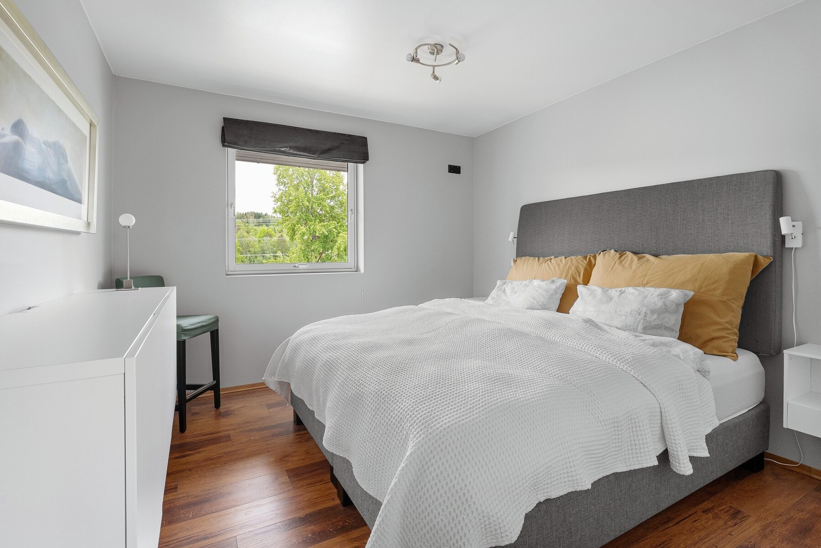 Et lyst og hyggelig soverom, perfekt for barn, gjester eller som kontor. Her er det plass til seng, skrivebord og oppbevaringsløsninger. Galleribilde