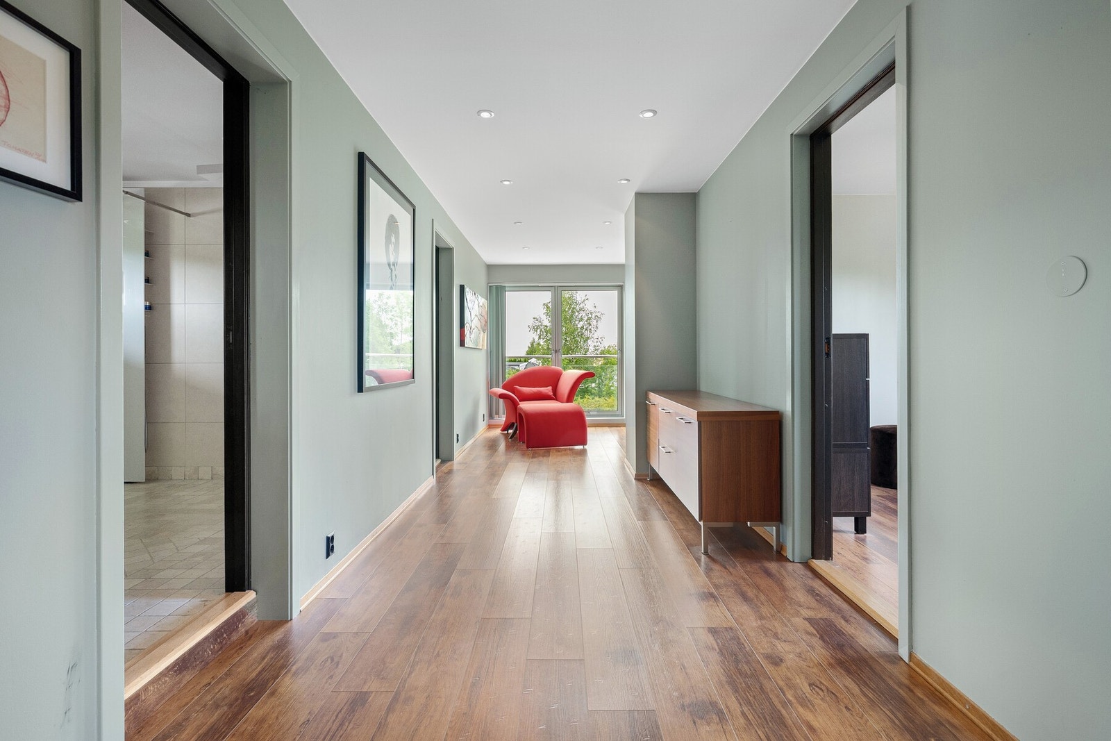 Etasjen har en lys og romslig gang som knytter sammen alle soverom og bad, med utgang til sydvestvendt balkong som gir et deilig uterom i høyden. Galleribilde