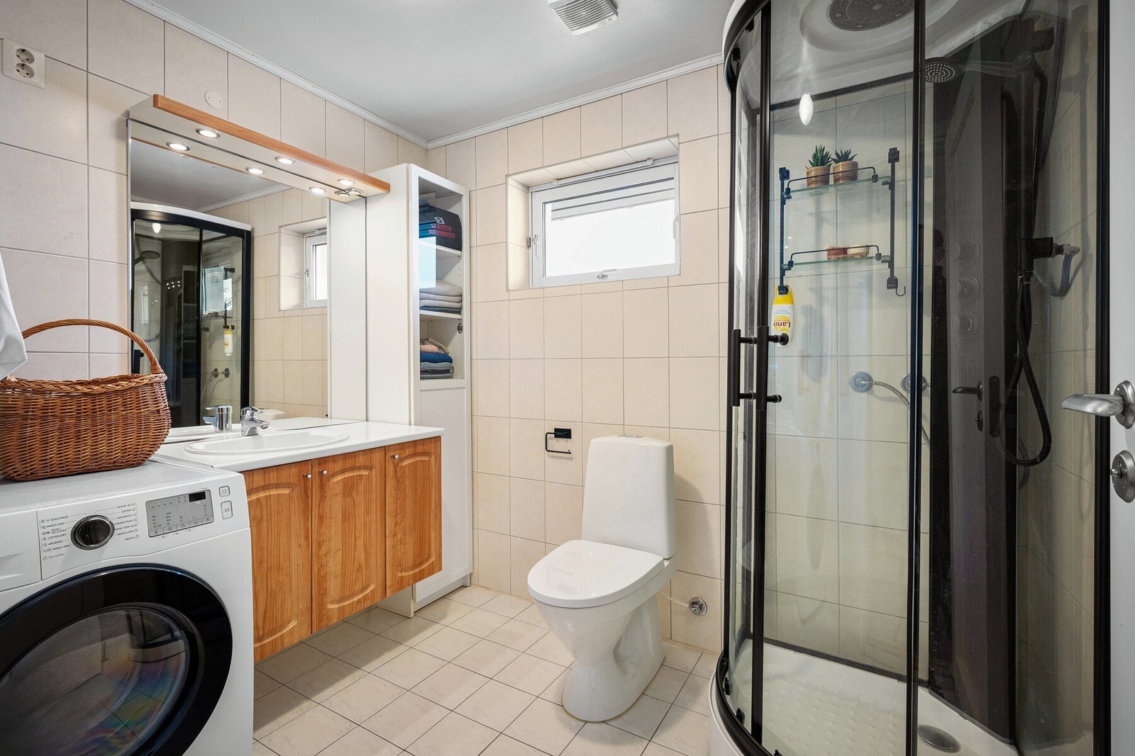 Badet har dusj, servant og WC, samt opplegg for vaskemaskin. Alt man trenger til hverdagen. Galleribilde