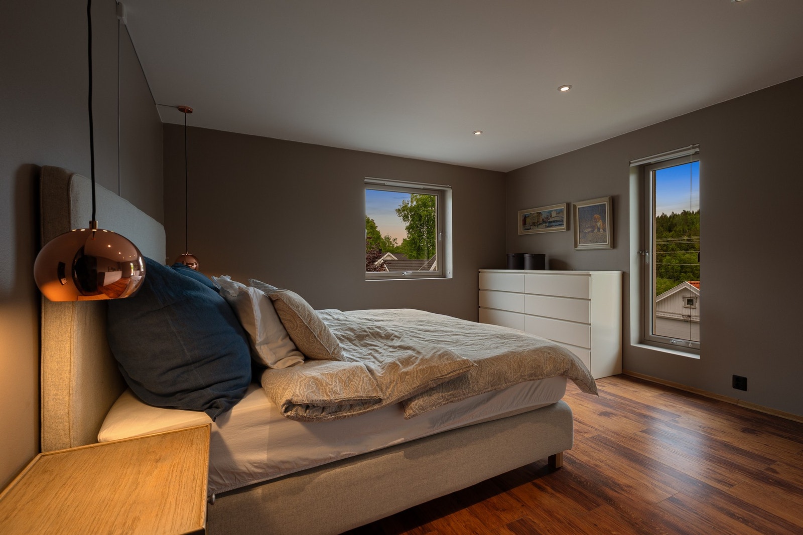 Et romslig hovedsoverom med plass til dobbeltseng, garderobeskap og eventuelt kommode eller sitteplass. Galleribilde