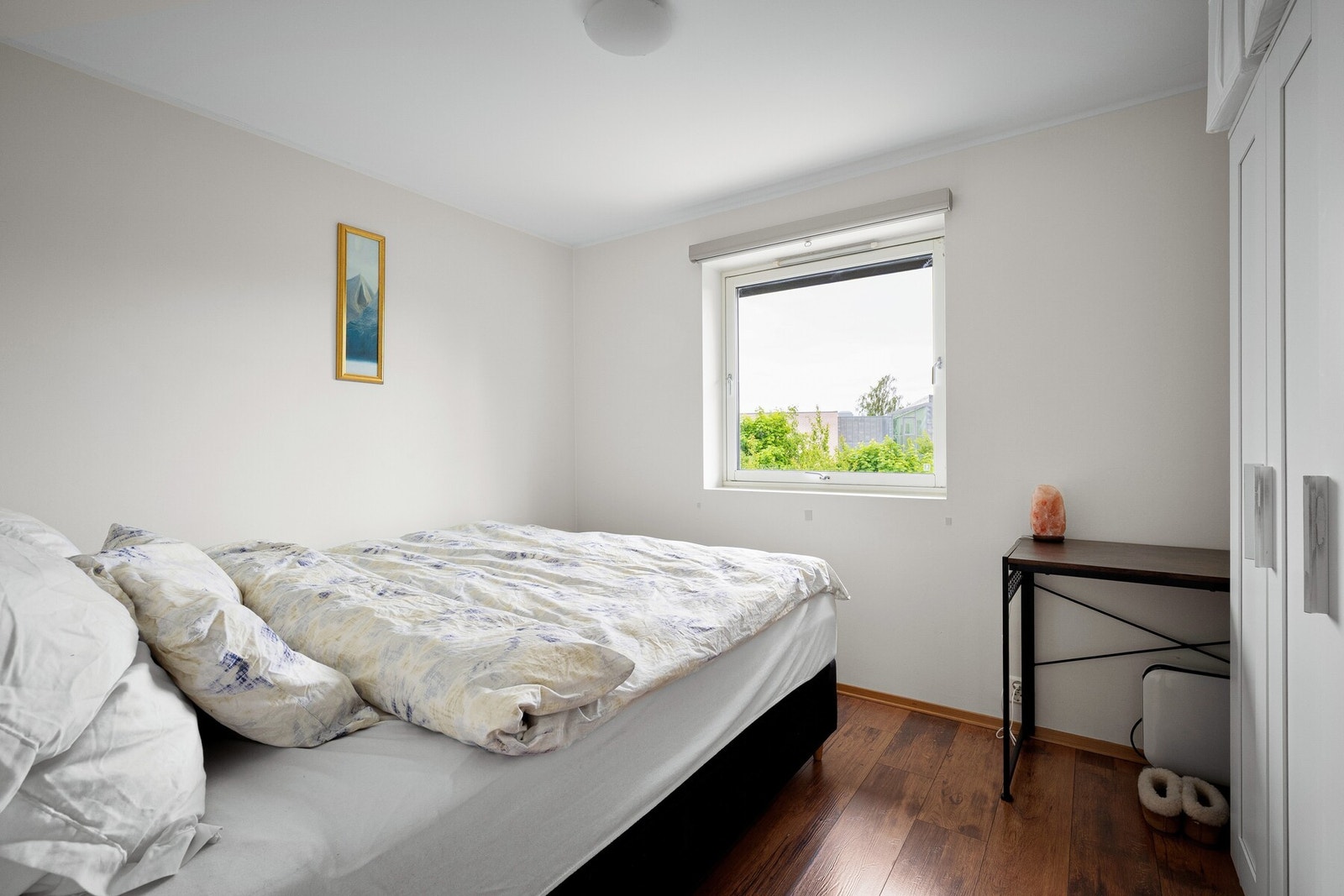 Et romslig og lyst soverom som gir plass til dobbeltseng, garderobeskap og øvrig innredning. Det store vinduet gir godt lysinnslipp. Galleribilde