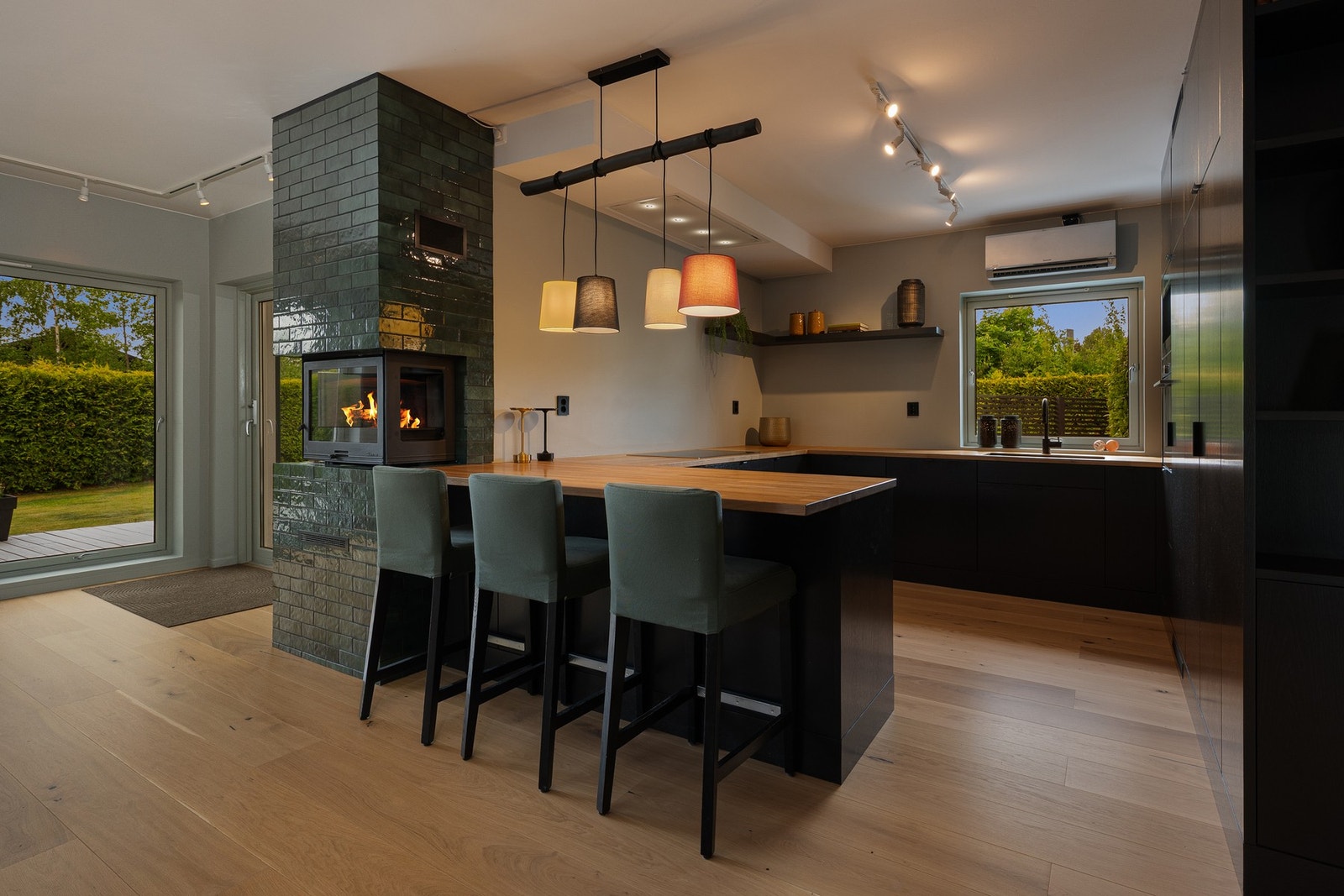 De integrerte hvitevarene gir et helhetlig uttrykk. Her har du en naturlig spiseplass - ideell for morgenkaffen og uformelle måltider. Galleribilde