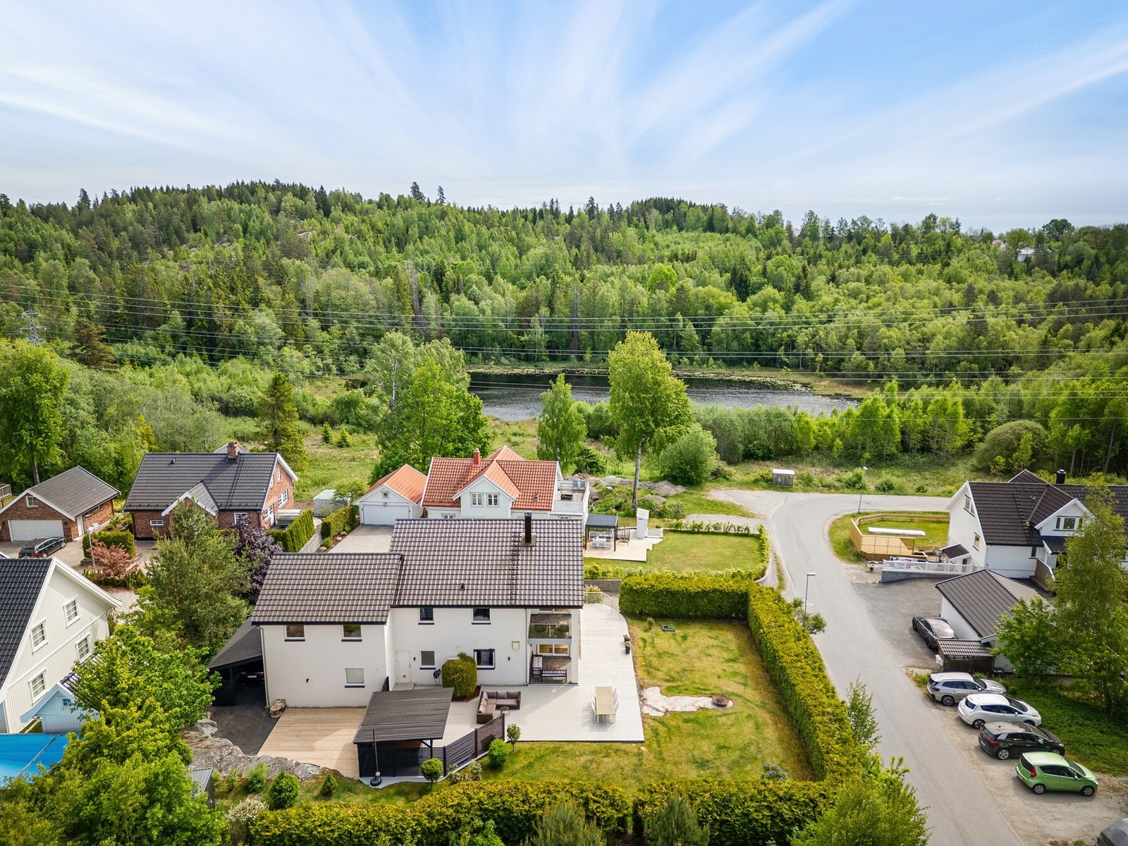 Ås kommune er kjent for sitt naturomfang og fritidsområder. Dette er en flott kombinasjon med nærhet til Oslo og Ski sentrum. Naturområdene på Vinterbro gir deg gode tur, sykkel og skimuligheter. Breivoll badestrand som har store sletter, volleyballbane o Galleribilde