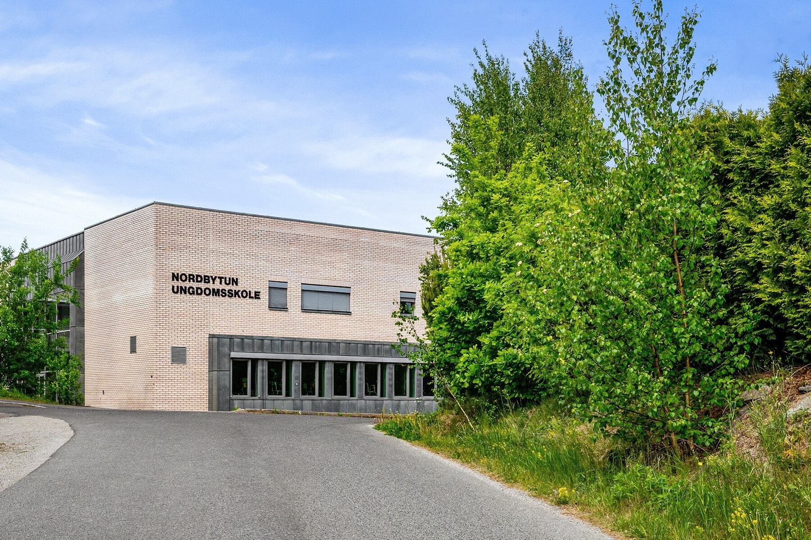 Eneboligen ligger rett ved både Nordby barne og ungdomsskole. Nordby skole har for øvrig : Svømmehall, Håndball hall, og gode muligheter for å spille fotball, kunstgress, og gress bane bl.a Galleribilde