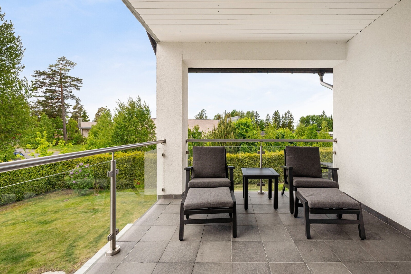 Denne romslige balkongen gir fin utsikt mot nærområdet, og er et ideelt sted for avslapning i hverdagen. Her er det plass til sittegruppe, og med sin åpne beliggenhet skapes en herlig forlengelse av innemiljøet. Galleribilde