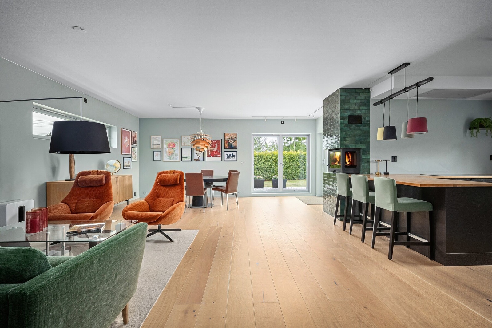 Luftig og innbydende allrom med store vindusflater, som slipper inn rikelig med dagslys. Og med utgang til en romslig terrasse som strekker seg rundt store deler av huset. Hele 1. etasje har god takhøyde. Galleribilde