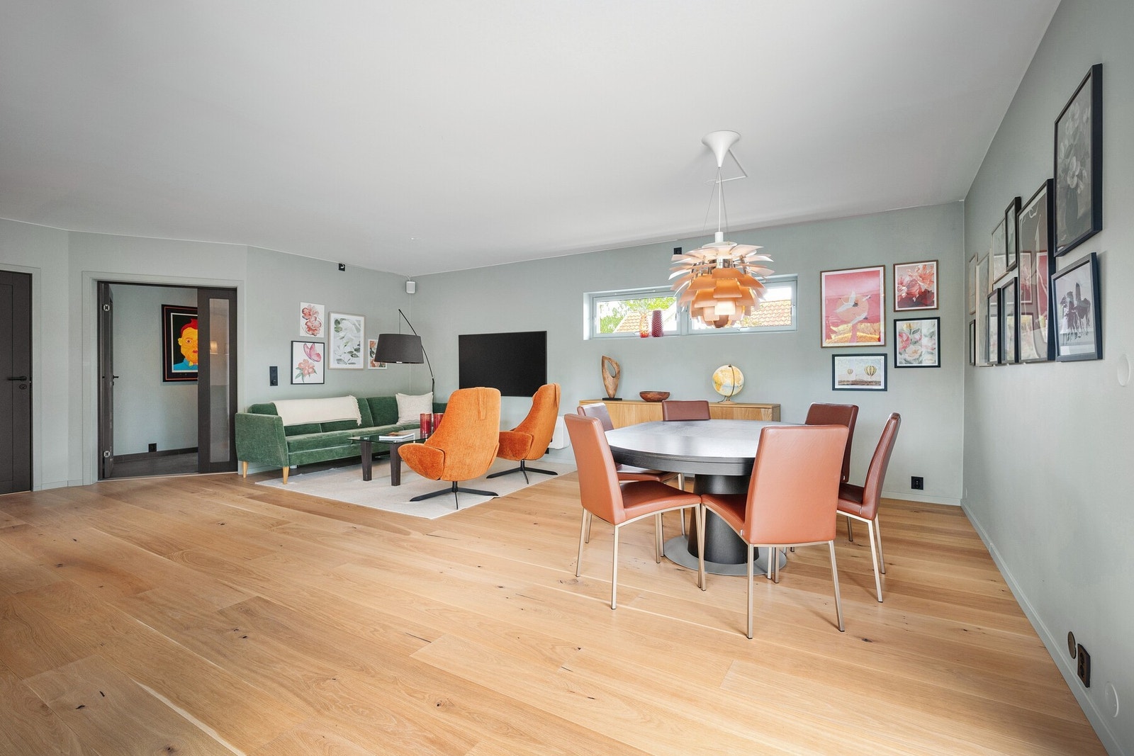 Stuen har et rolig og moderne fargevalg, som gir en harmonisk atmosfære. Galleribilde