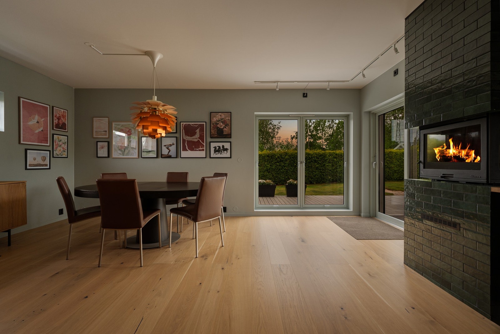 Videre er det utgang til en romslig terrasse som strekker seg rundt store deler av huset Galleribilde